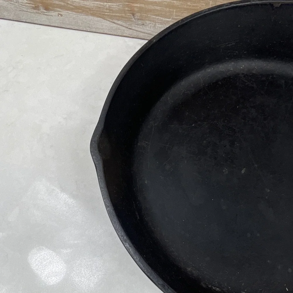 Cast Iron Frying Pan Skillet 10 in Black Round w/ Pour Spout Gas Electric